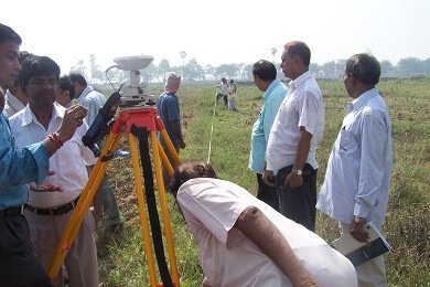 Talathi survey team performing e-Mojani land measurement in Maharashtra farmland